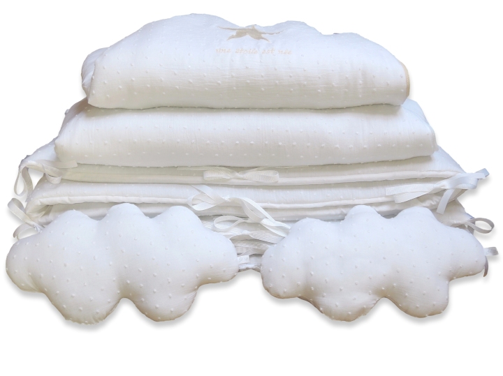 Ensembles tours de lits, gigoteuses et coussins nuages en plumetis de coton blanc et touche de lin